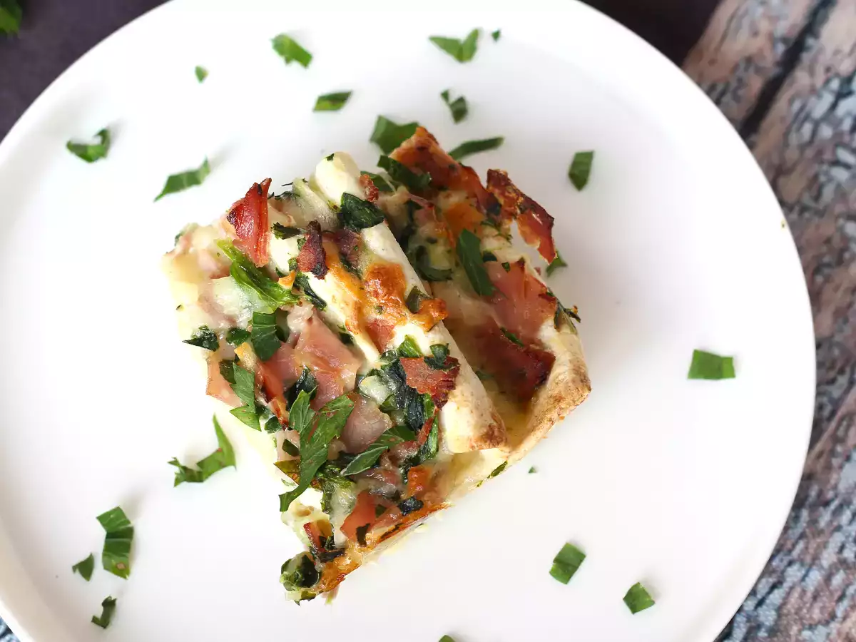 Mitä tehdä tortillojen kanssa? Kinkku-, pinaatti- ja mozzarellagratiini ryppykakun tapaan - kuva 6