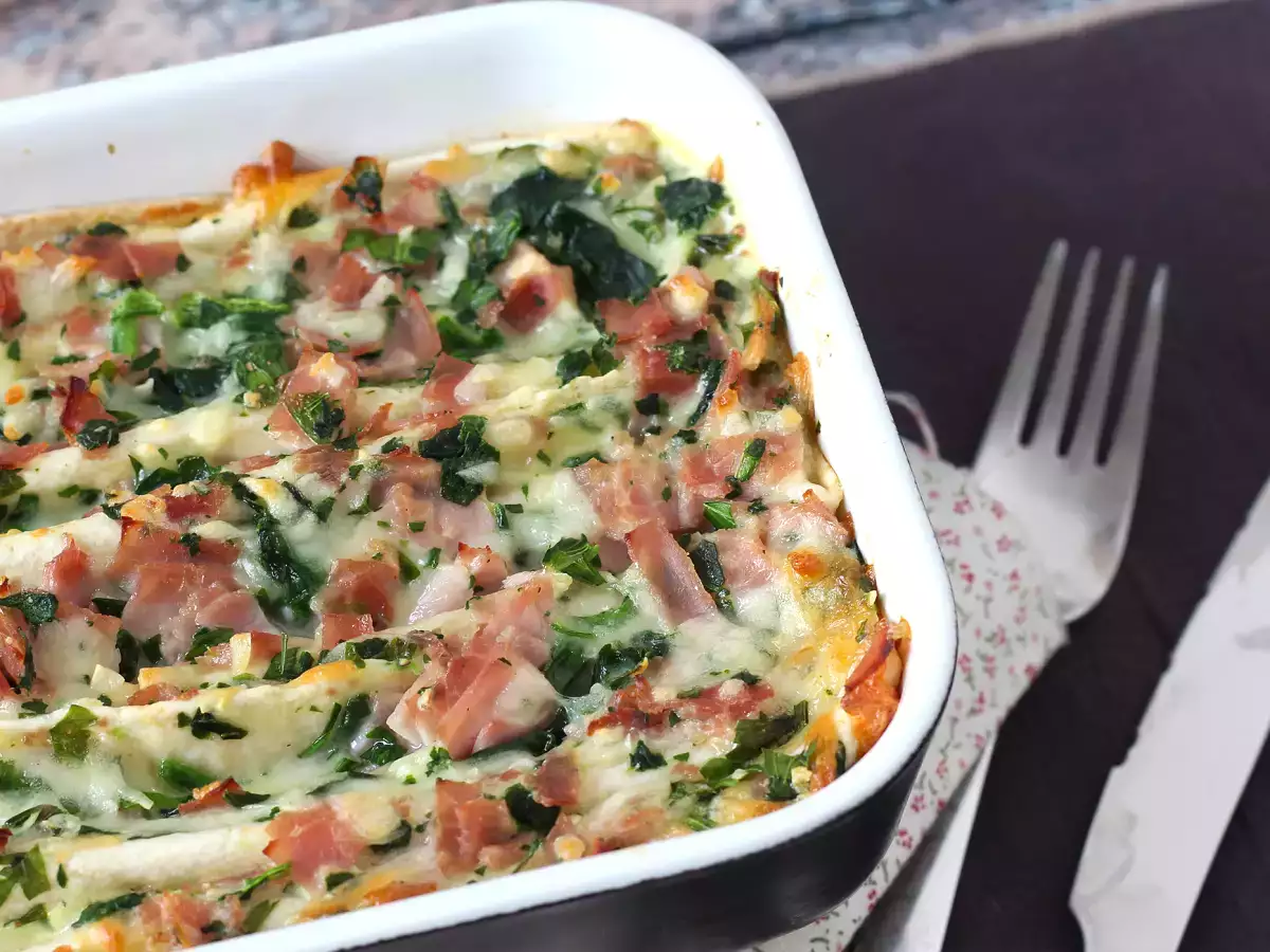Mitä tehdä tortillojen kanssa? Kinkku-, pinaatti- ja mozzarellagratiini ryppykakun tapaan - kuva 9