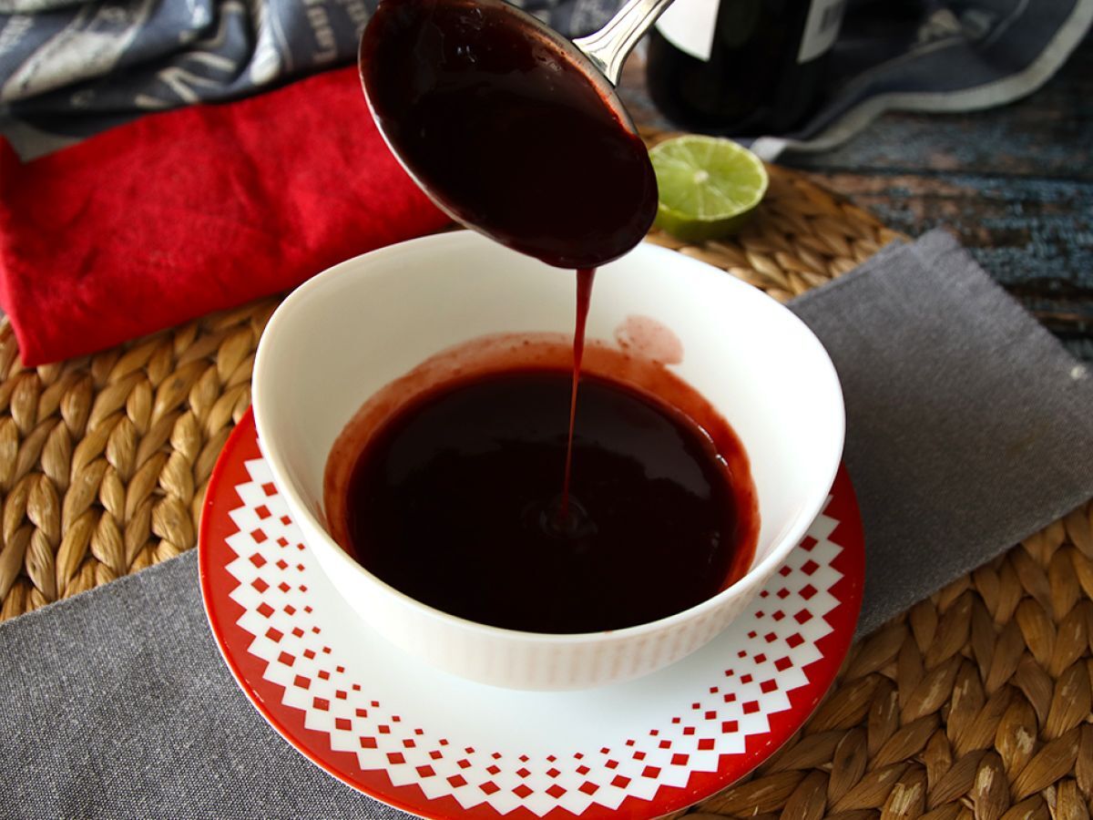 Miten tehdä sangriakastike? Täydellinen lihan kanssa!