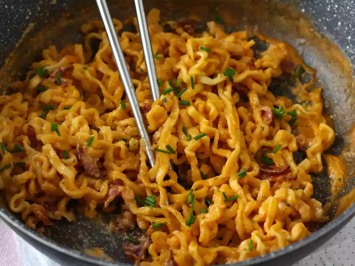 Miten valmistaa Buldak-nuudeleita carbonara-maulla? Paras resepti! - kuva 2
