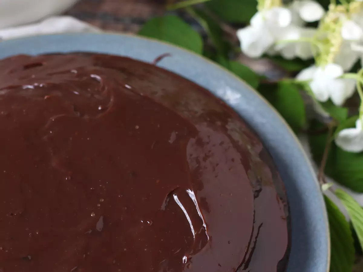 Miten valmistetaan brigadeiro-kuorrute kakkuun?