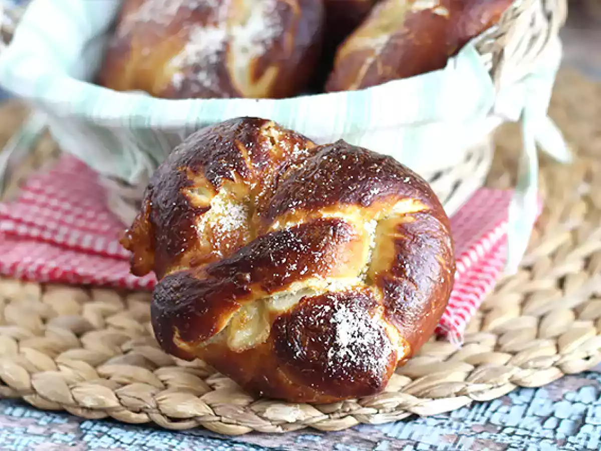 Mozzarellaa ja rosmariinia sisältävät rinkeli