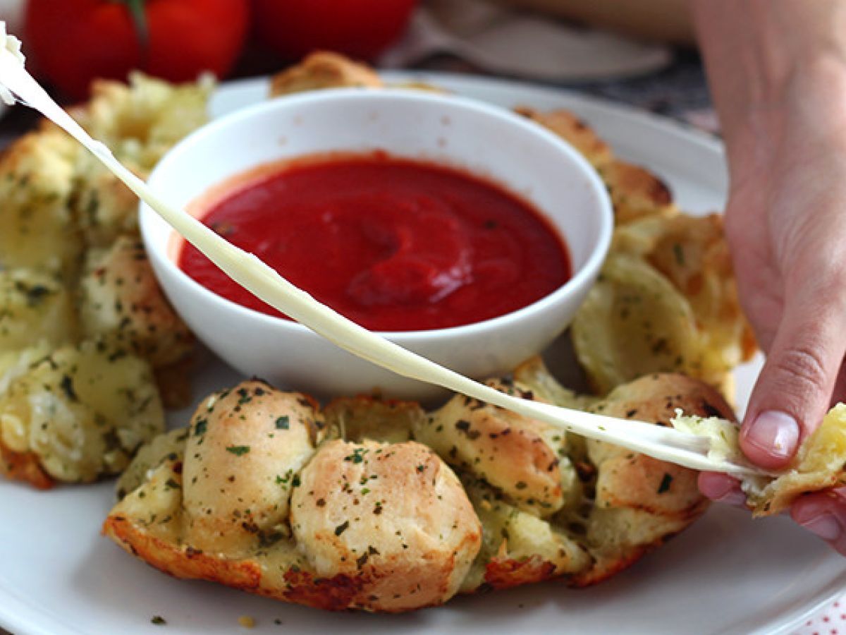 Mozzarellalla täytetty pizzakruunu