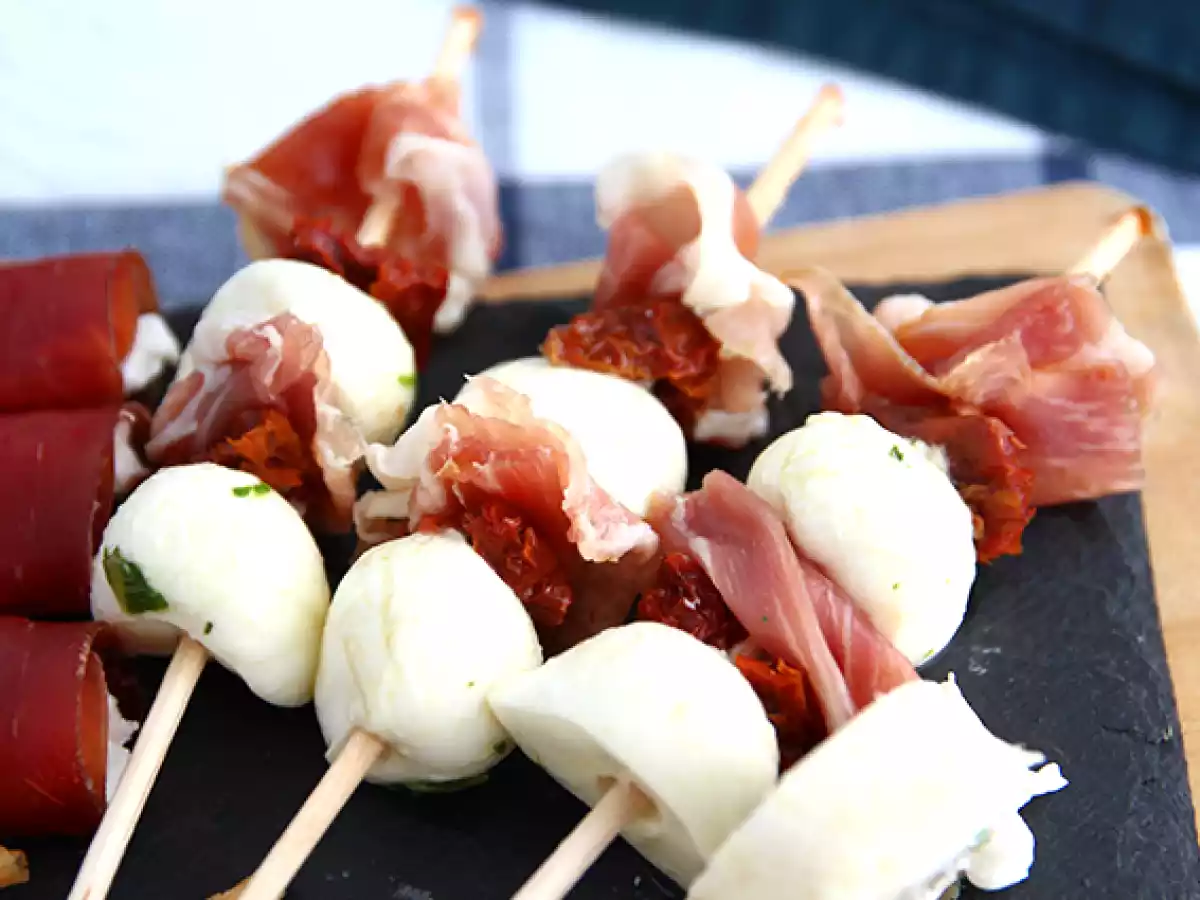 Mozzarellapalloja, suolakinkkua ja aurinkokuivattuja tomaatteja sisältävät aperitiivivartaat. - kuva 2