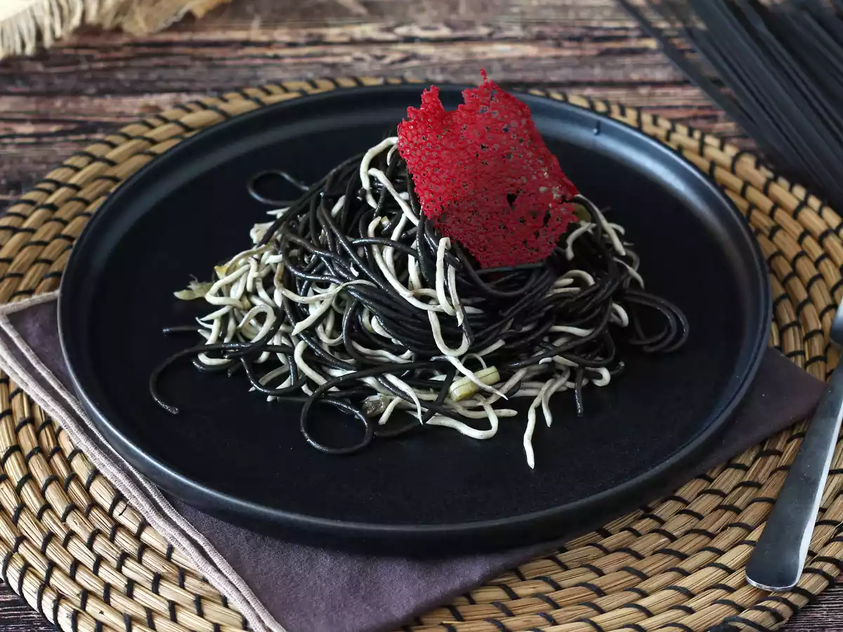Mustat spagetit valkosipulin ja gulasin kera. Pasta al nero di seppia