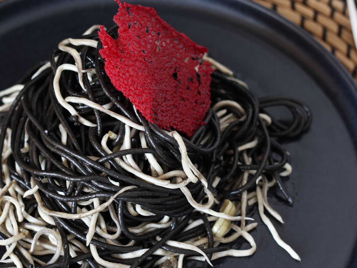 Mustat spagetit valkosipulin ja gulasin kera. Pasta al nero di seppia - kuva 2