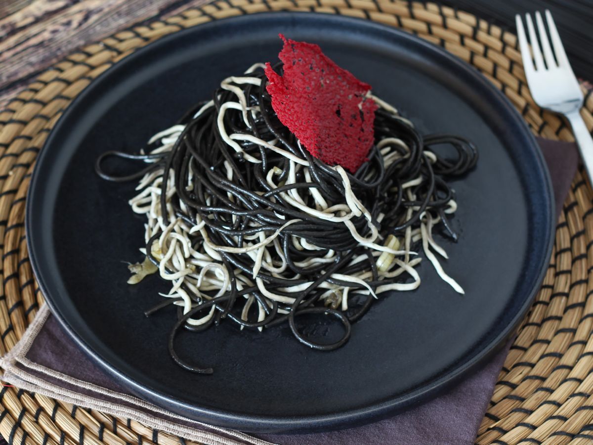 Mustat spagetit valkosipulin ja gulasin kera. Pasta al nero di seppia - kuva 3