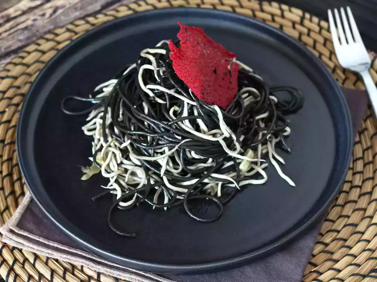 Mustat spagetit valkosipulin ja gulasin kera. Pasta al nero di seppia - kuva 3