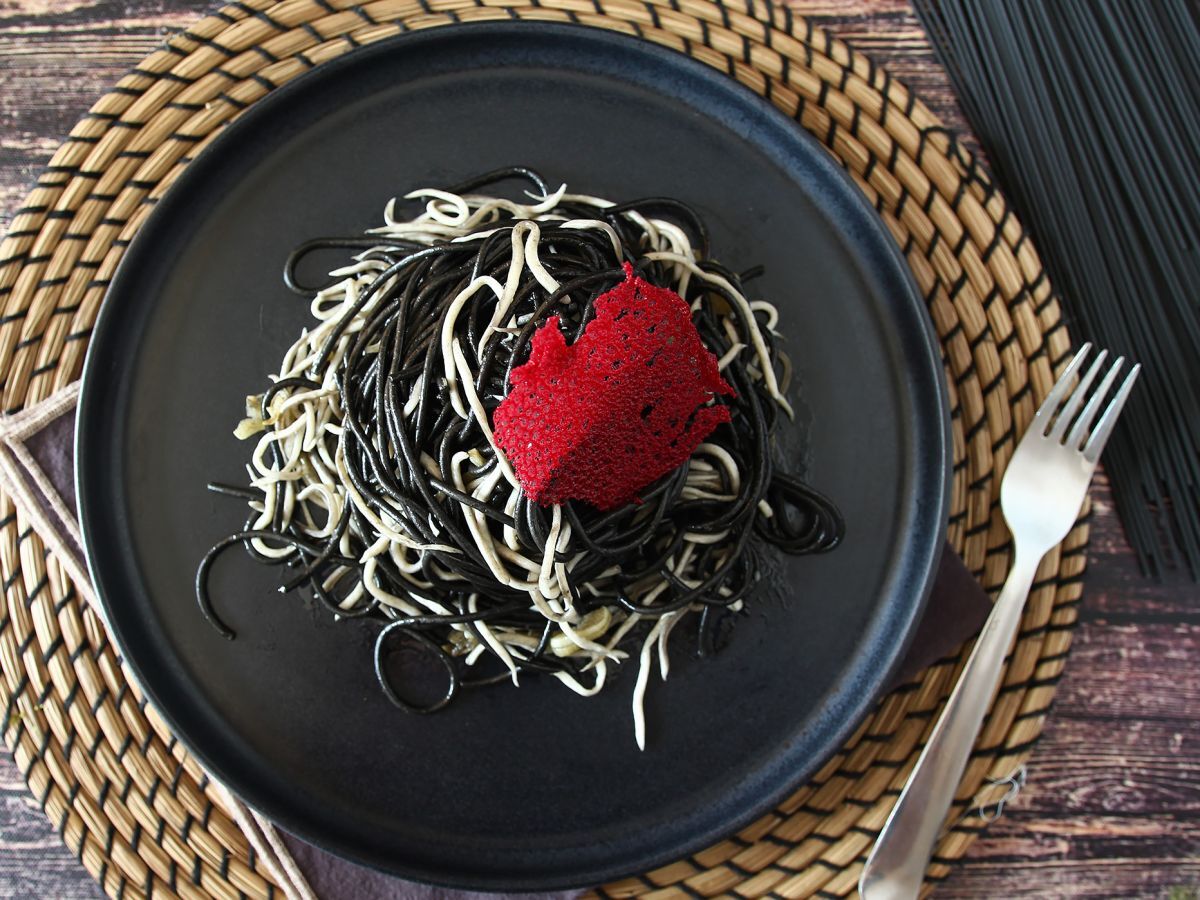 Mustat spagetit valkosipulin ja gulasin kera. Pasta al nero di seppia - kuva 4