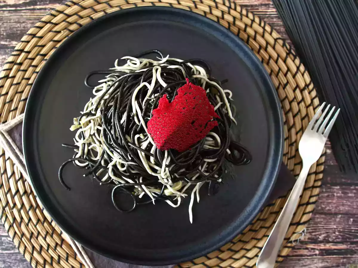 Mustat spagetit valkosipulin ja gulasin kera. Pasta al nero di seppia - kuva 4
