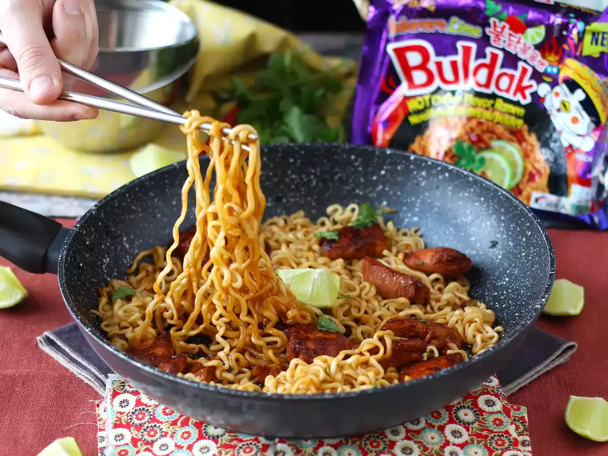 Näin valmistat Buldak Habanero Lime -nuudelit marinoidulla kanalla