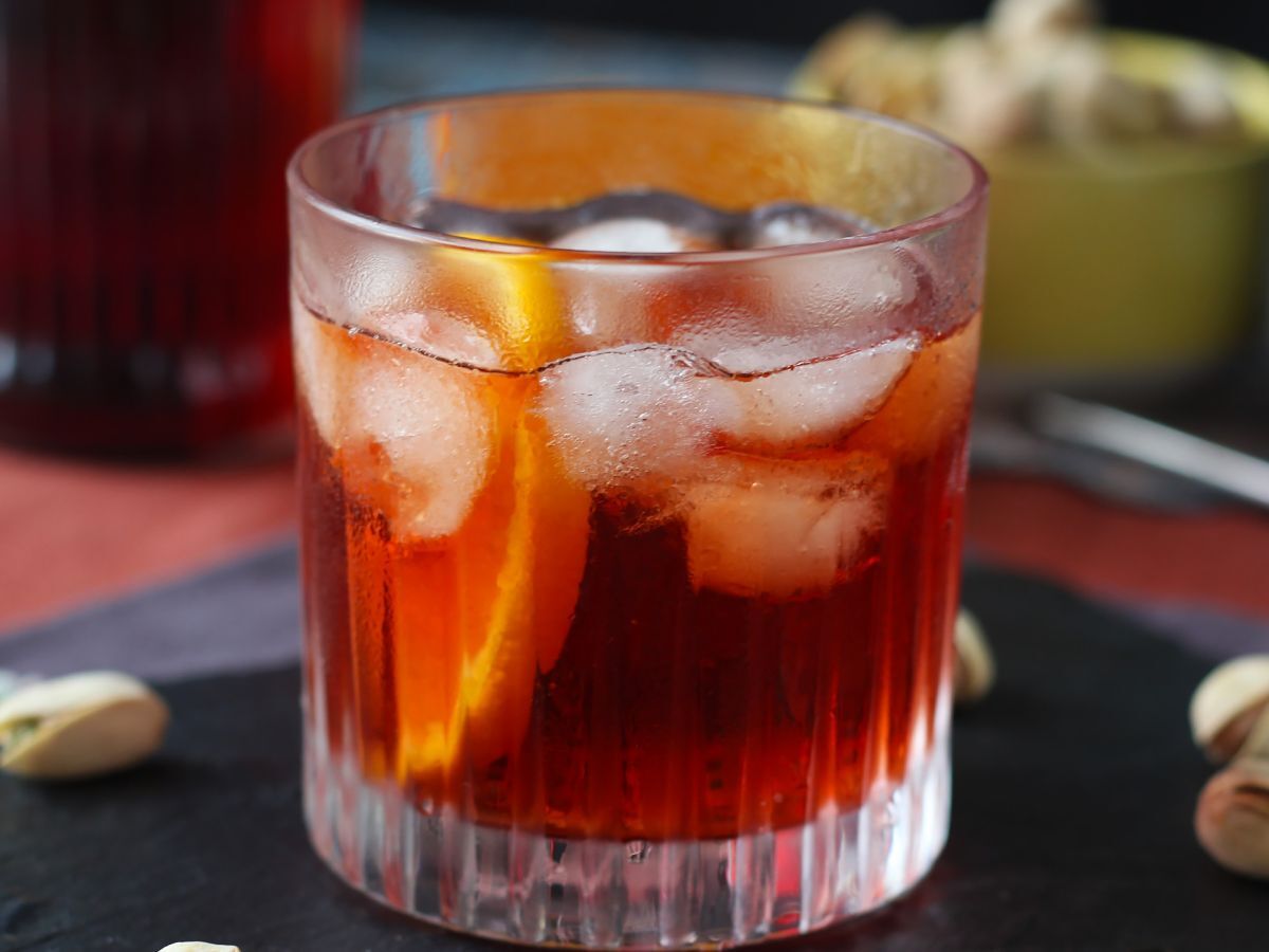 Negroni: resepti oikeilla annoksilla sen valmistamiseksi kotona