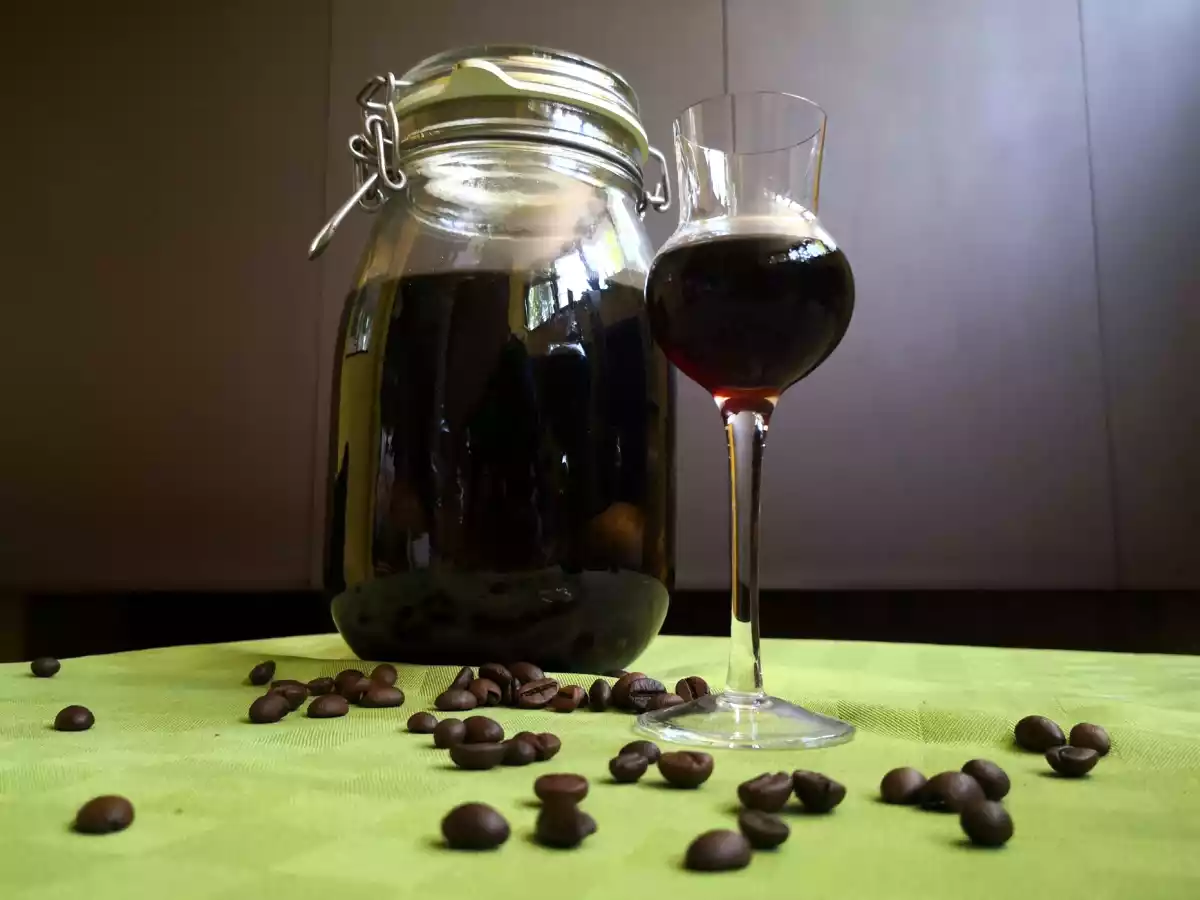 Nocino, resepti ja ainesosat sen valmistamiseksi kotona