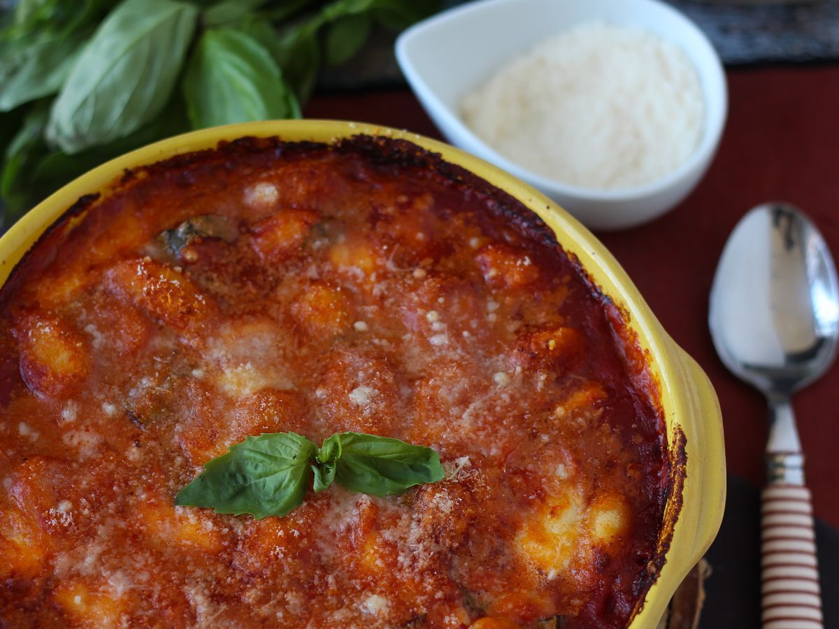Nopea ja lohdullinen tomaatti-mozzarellagratiini - gnocchi alla sorrentina uunissa - kuva 3