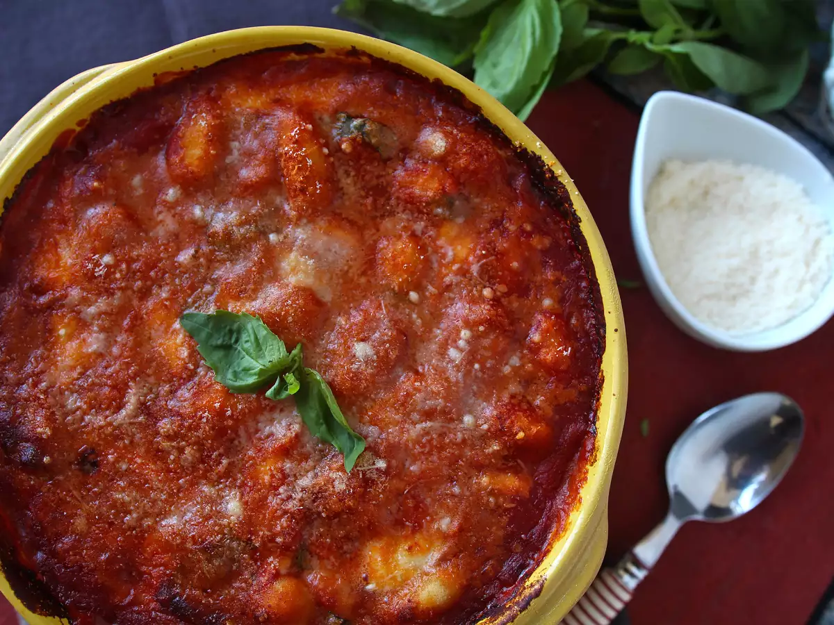 Nopea ja lohdullinen tomaatti-mozzarellagratiini - gnocchi alla sorrentina uunissa - kuva 5