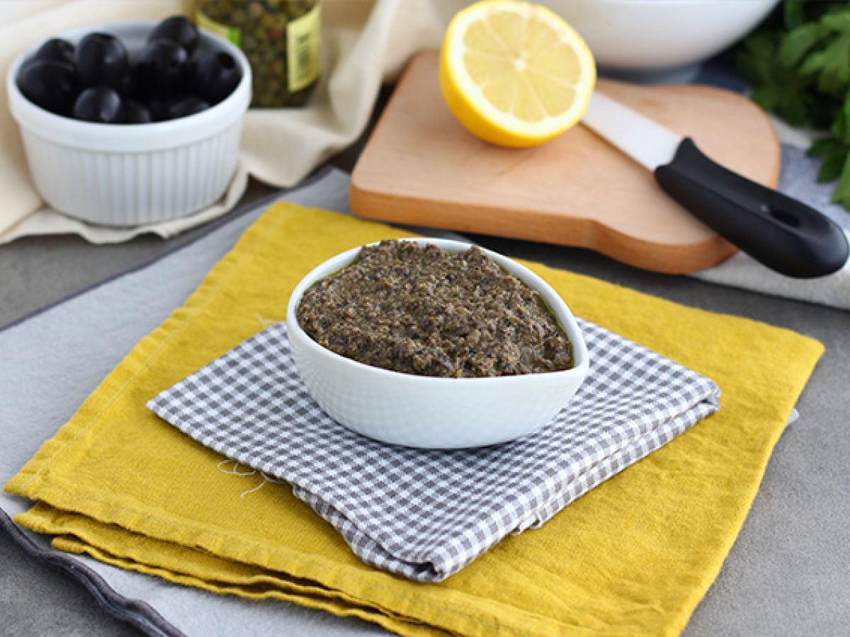 Nopea tapenade mustista oliiveista