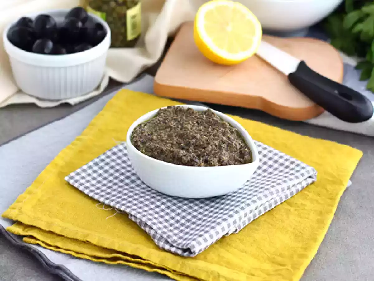 Nopea tapenade mustista oliiveista