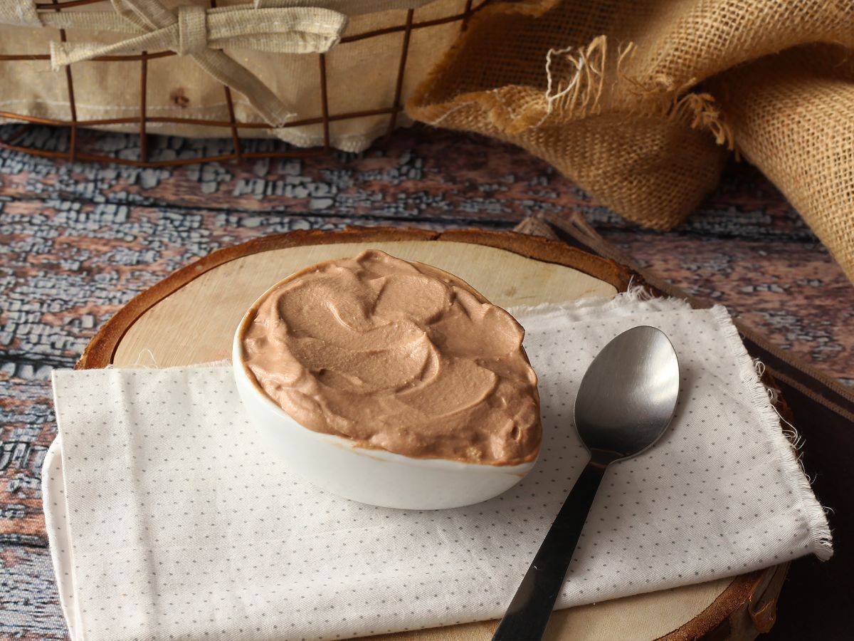 Nutella-kermavaahtoa, joka sopii täydellisesti kakkujen ja kerroskakkujen koristeluun