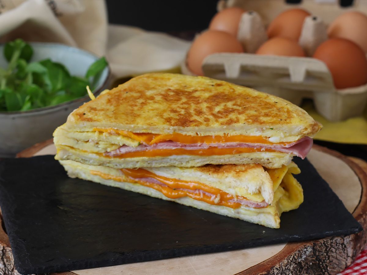 Omelettivoileipä - Ranskalaisen paahtoleivän munakasvoileipä - Munavoileipähakki