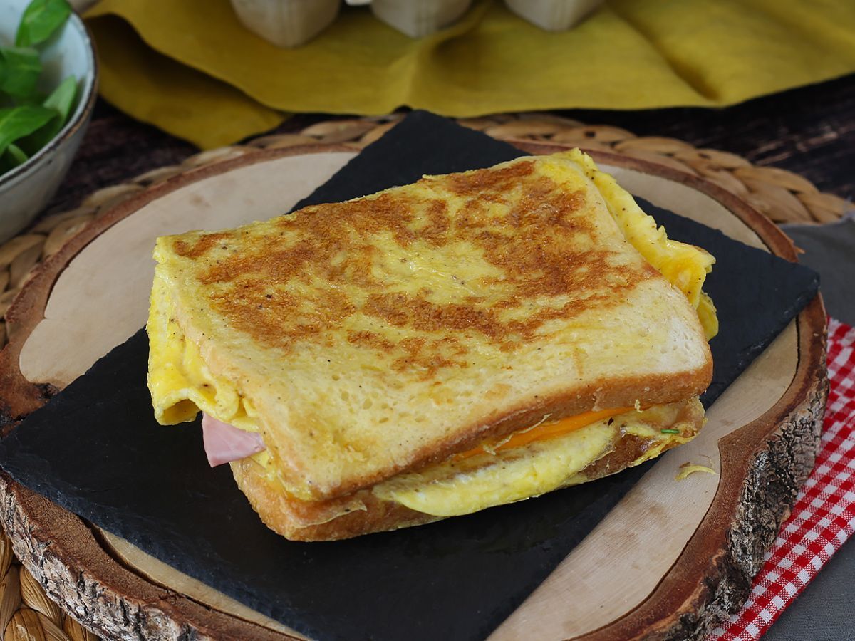 Omelettivoileipä - Ranskalaisen paahtoleivän munakasvoileipä - Munavoileipähakki - kuva 2