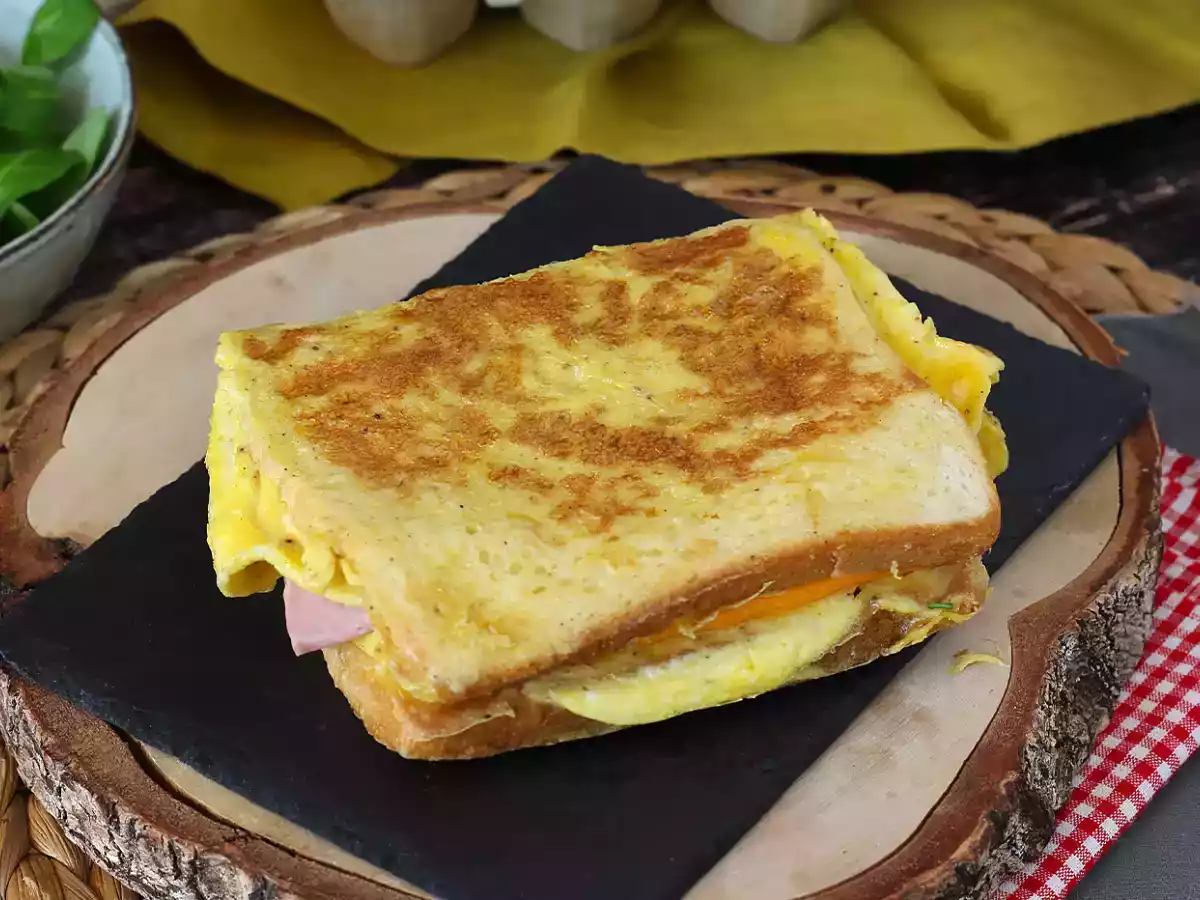 Omelettivoileipä - Ranskalaisen paahtoleivän munakasvoileipä - Munavoileipähakki - kuva 2
