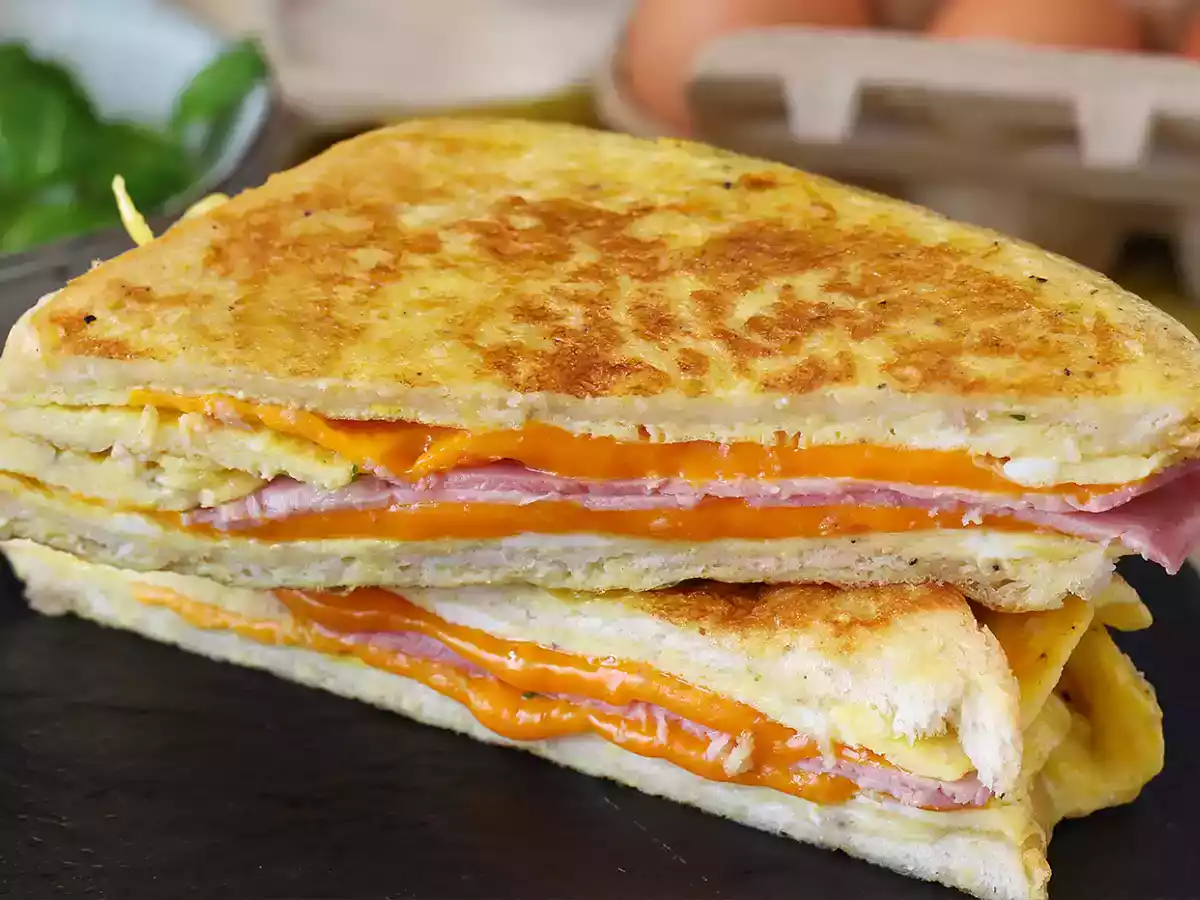 Omelettivoileipä - Ranskalaisen paahtoleivän munakasvoileipä - Munavoileipähakki - kuva 3