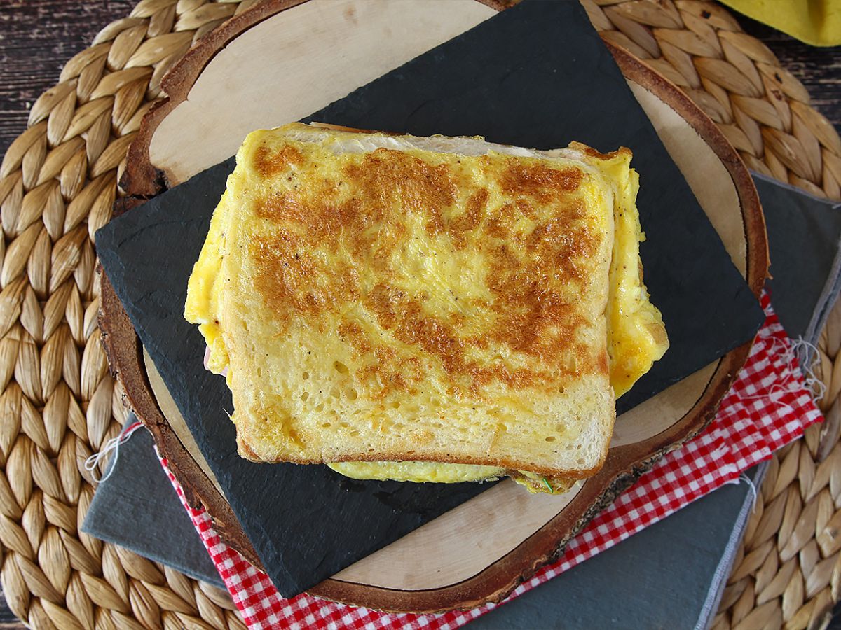 Omelettivoileipä - Ranskalaisen paahtoleivän munakasvoileipä - Munavoileipähakki - kuva 4