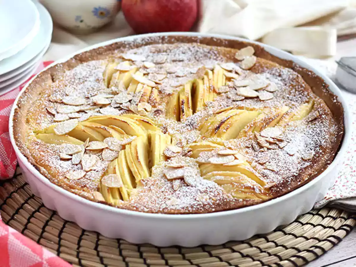 Omena- ja mantelikakku (Tarte normande)