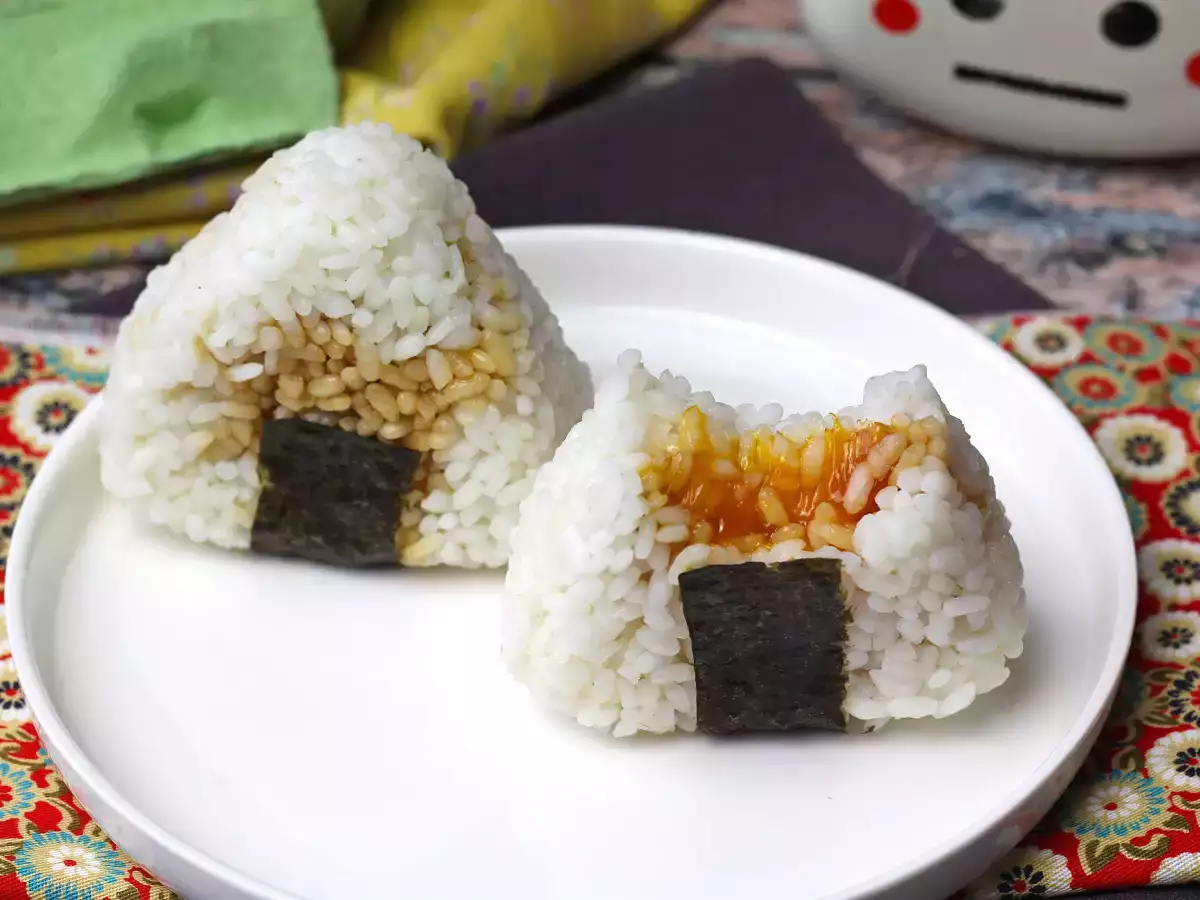Onigiri, jossa on soijakastikkeeseen säilöttyä munankeltuaista - kuva 2