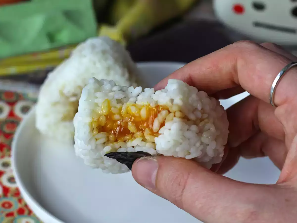 Onigiri, jossa on soijakastikkeeseen säilöttyä munankeltuaista - kuva 3