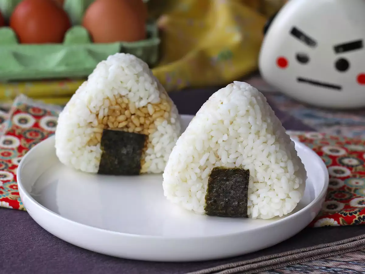 Onigiri, jossa on soijakastikkeeseen säilöttyä munankeltuaista - kuva 4