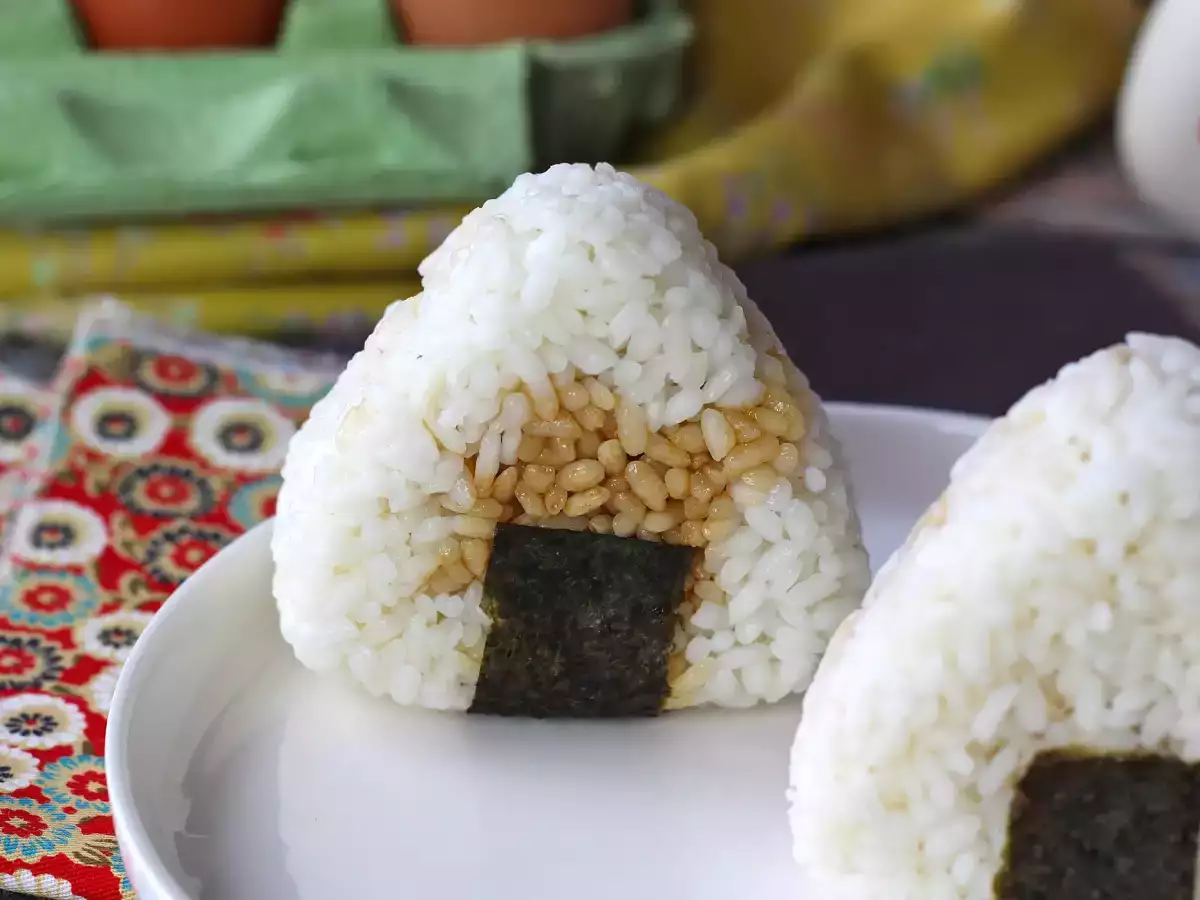 Onigiri, jossa on soijakastikkeeseen säilöttyä munankeltuaista - kuva 6
