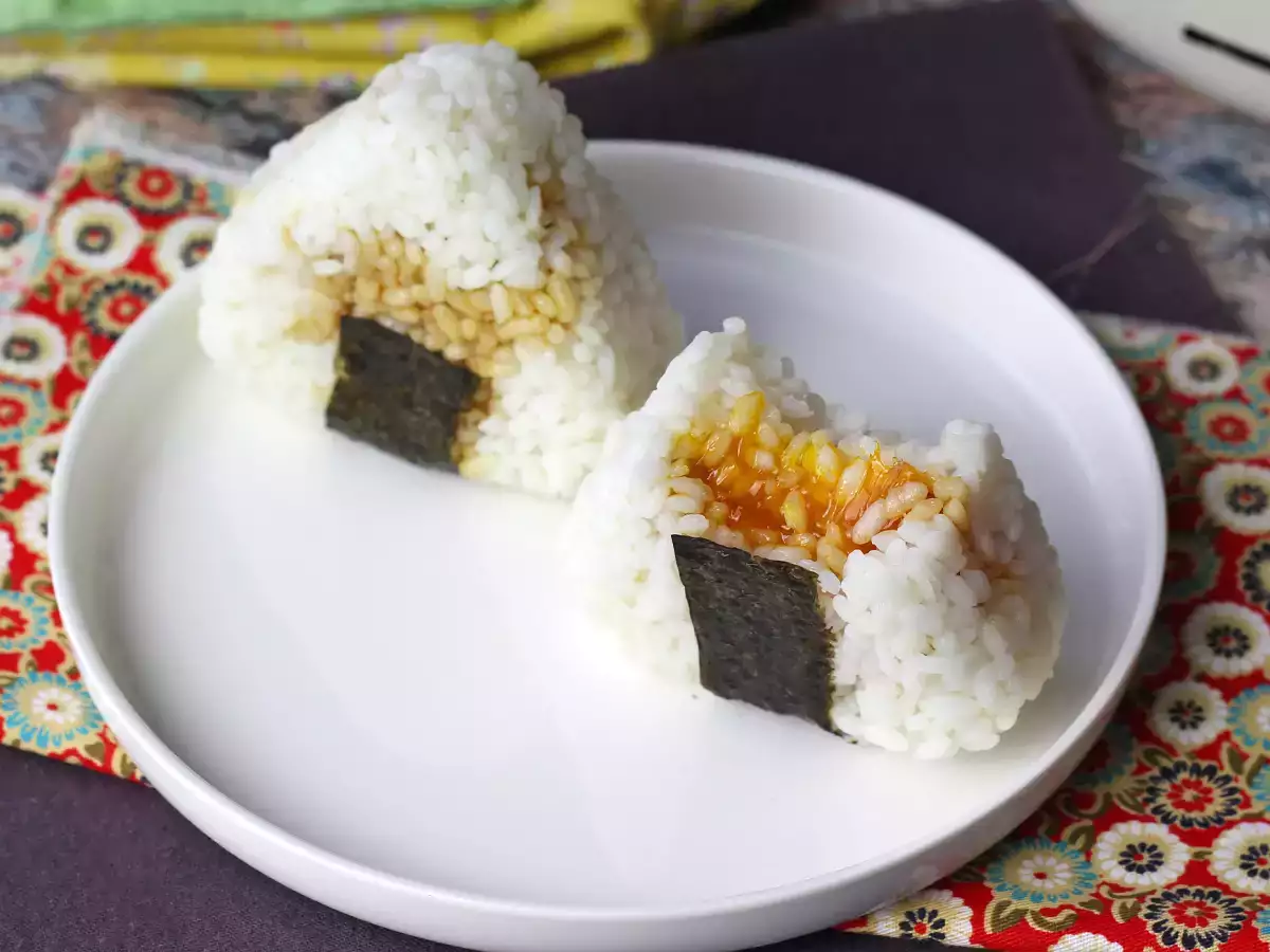 Onigiri, jossa on soijakastikkeeseen säilöttyä munankeltuaista - kuva 8