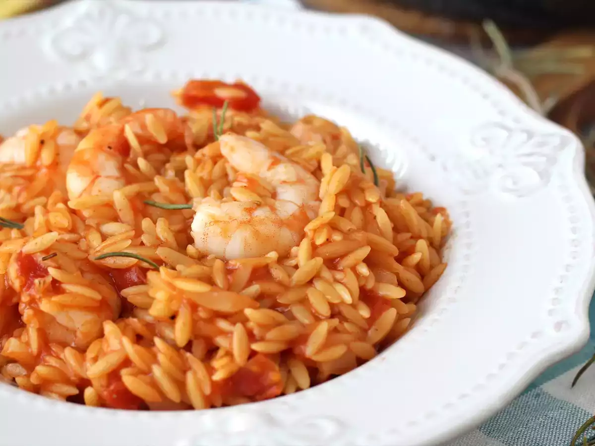 Orzo-pasta tomaateilla ja katkaravuilla risoton tapaan