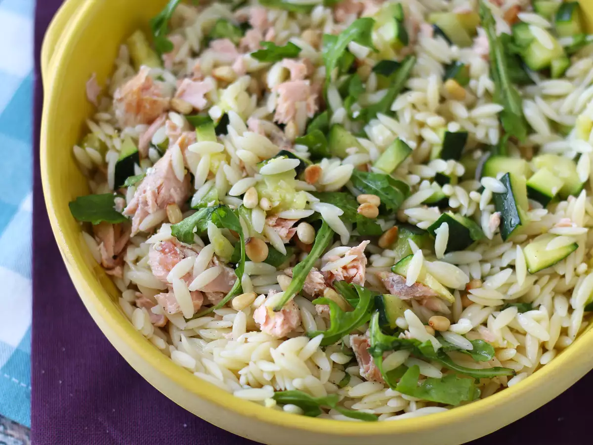 Orzo-pastasalaatti lohella ja kesäkurpitsalla - kuva 2