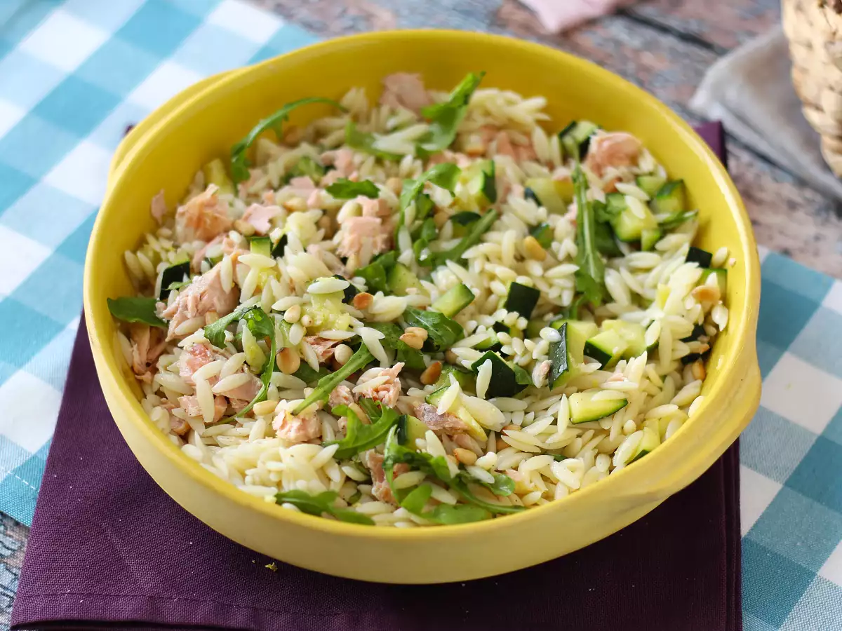 Orzo-pastasalaatti lohen ja kesäkurpitsan kanssa - kuva 3