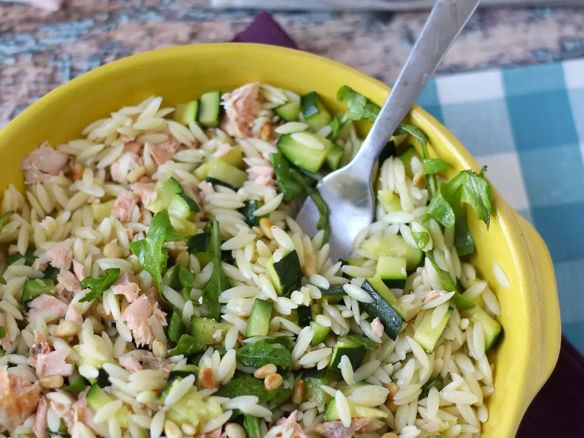Orzo-pastasalaatti lohen ja kesäkurpitsan kanssa - kuva 4