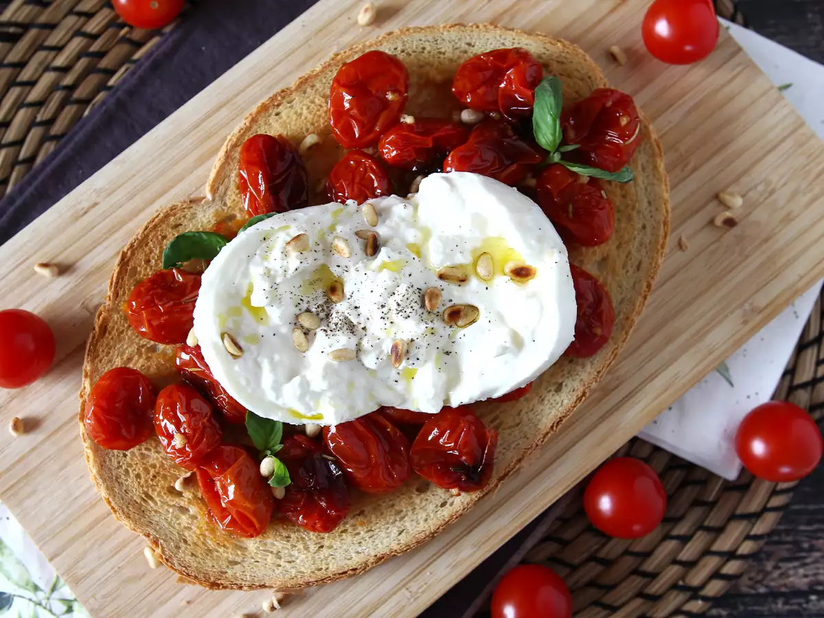 Paahdettu tomaatti-burrata-bruschetta