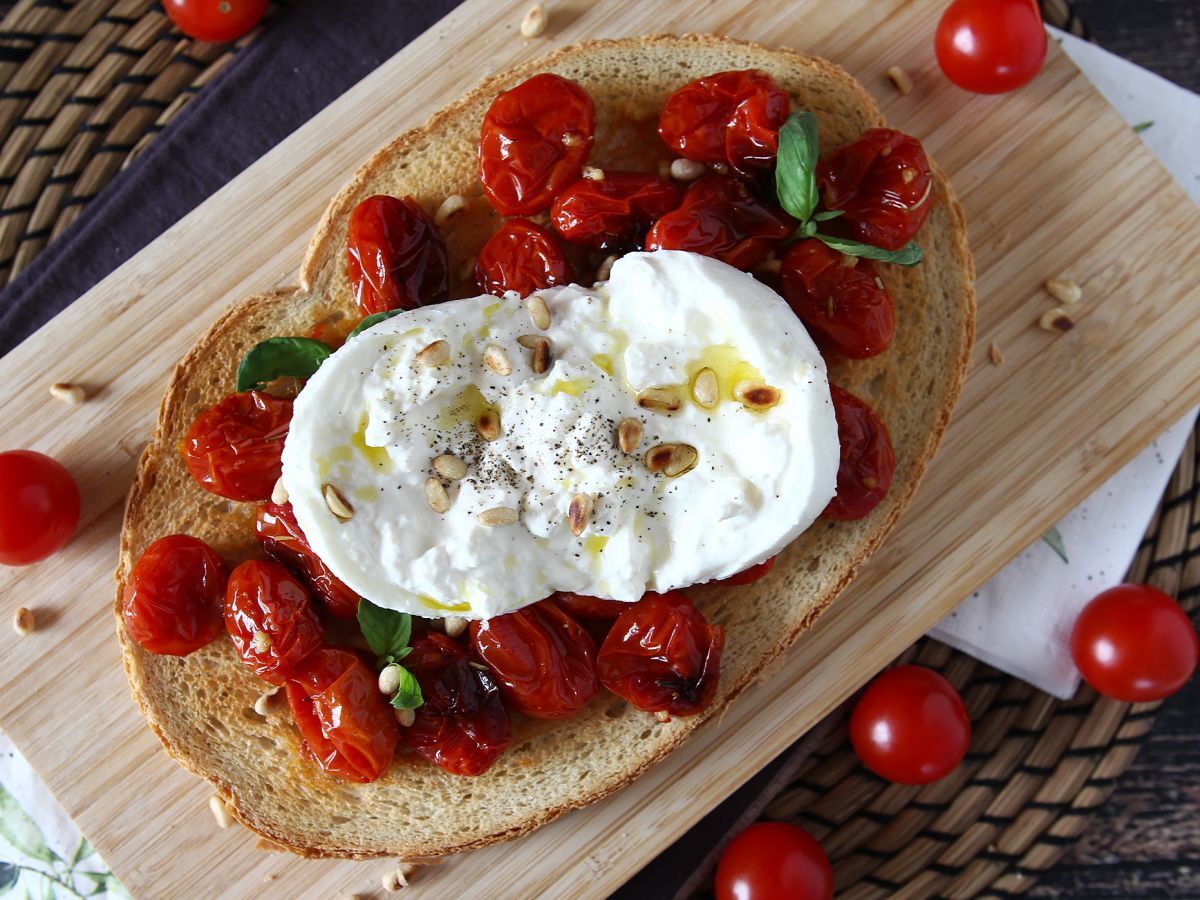 Paahdettu tomaatti ja burrata-bruschetta