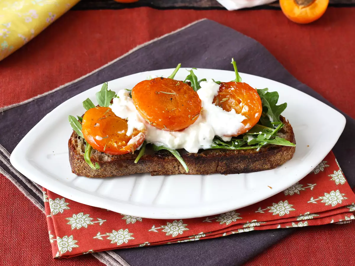 Paahdetut aprikoosit, rucola ja burrata leivällä - kuva 3