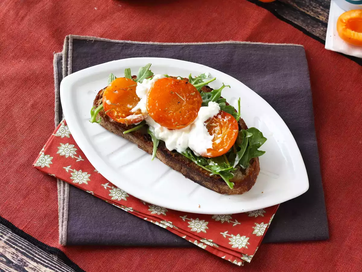 Paahdetut aprikoosit, rucola ja burrata leivällä - kuva 4
