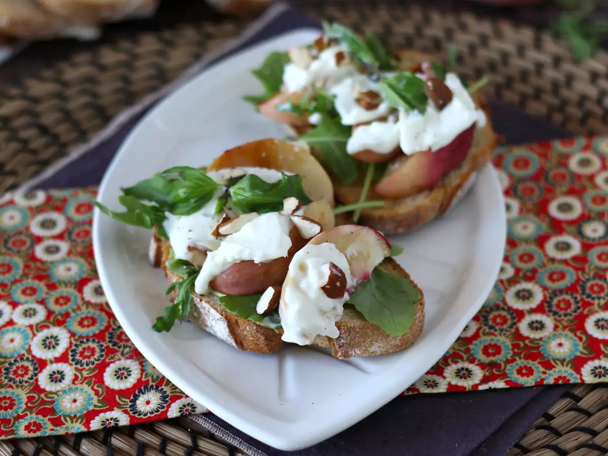 Paahdetut persikat, rucola ja burrata paahtoleivällä – herkullinen makean ja suolaisen yhdistelmä! - kuva 2