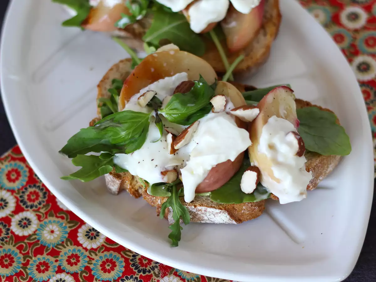 Paahdetut persikat, rucola ja burrata paahtoleivällä – herkullinen makean ja suolaisen yhdistelmä! - kuva 3