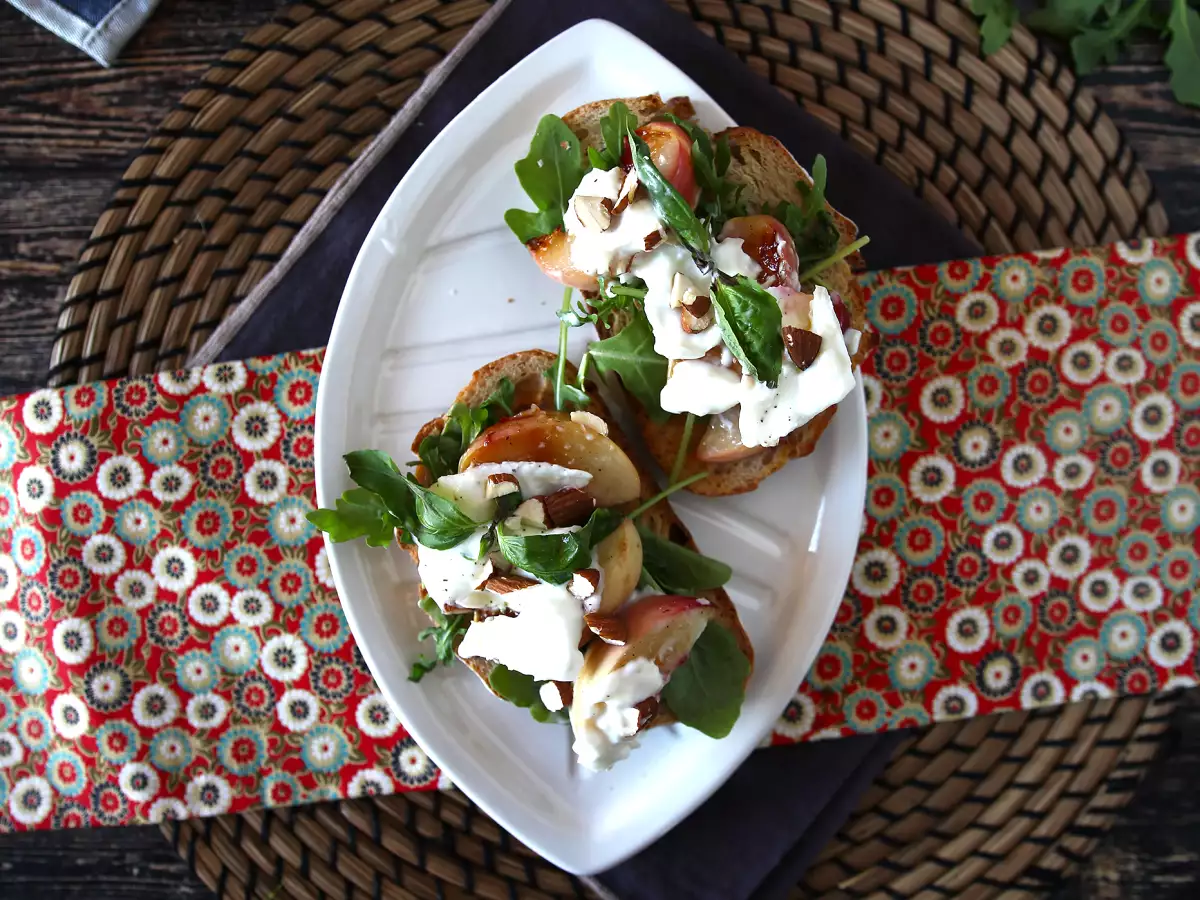 Paahdetut persikat, rucola ja burrata paahtoleivällä – herkullinen makean ja suolaisen yhdistelmä! - kuva 4