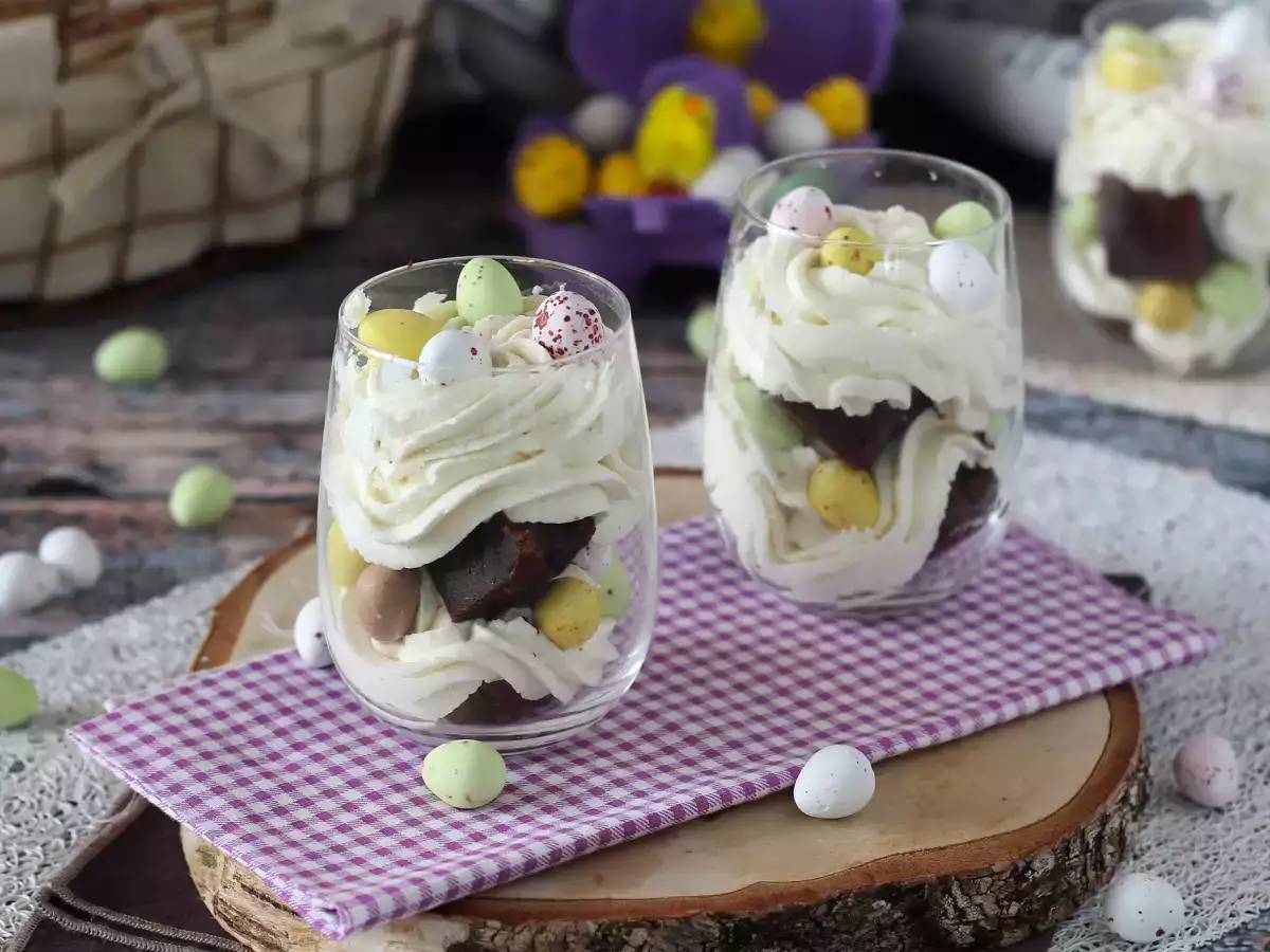 Pääsiäisjälkiruoka brownie-paloilla ja kermavaahdolla