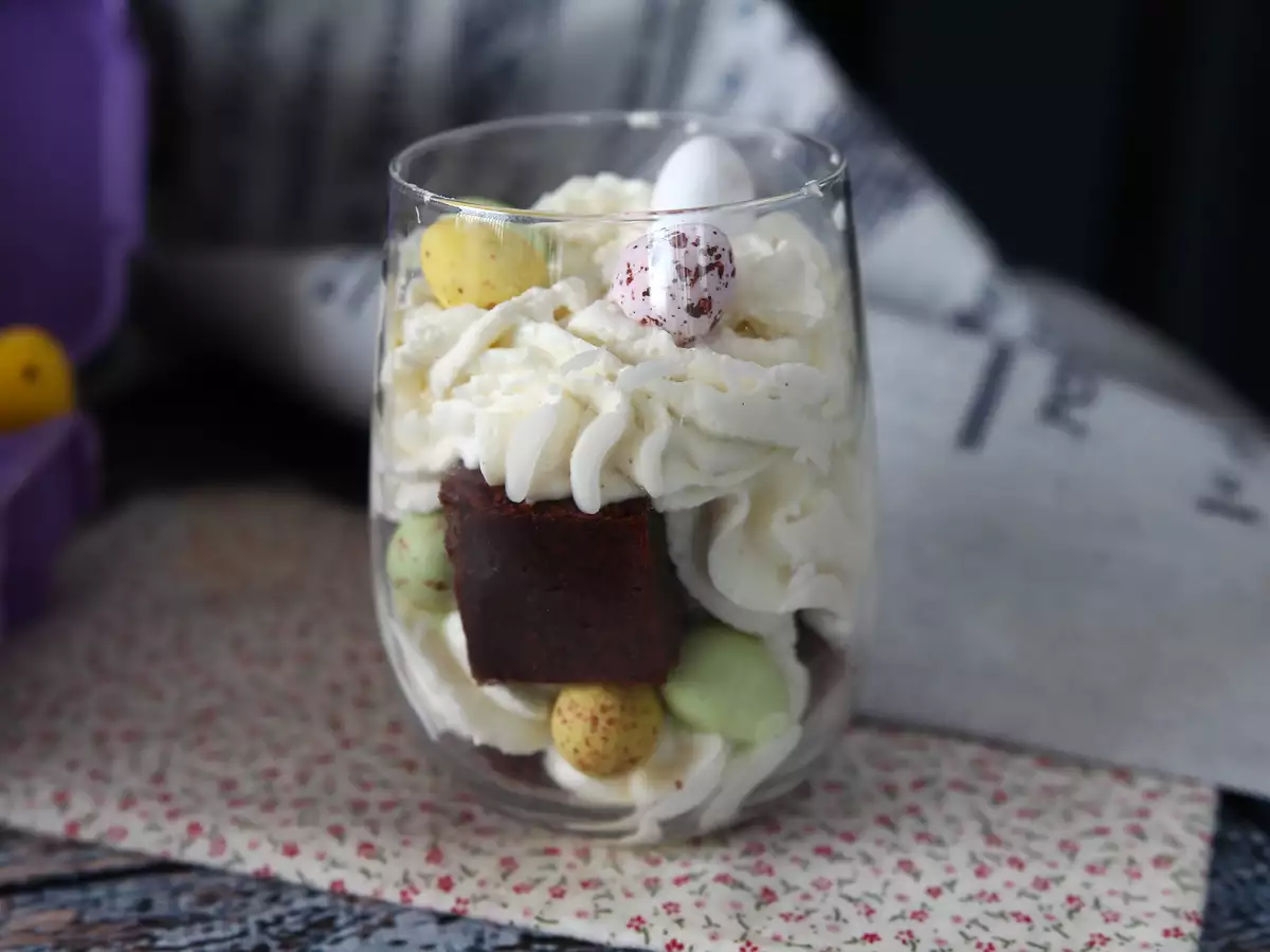 Pääsiäisjälkiruoka brownie-paloilla ja kermavaahdolla - kuva 2