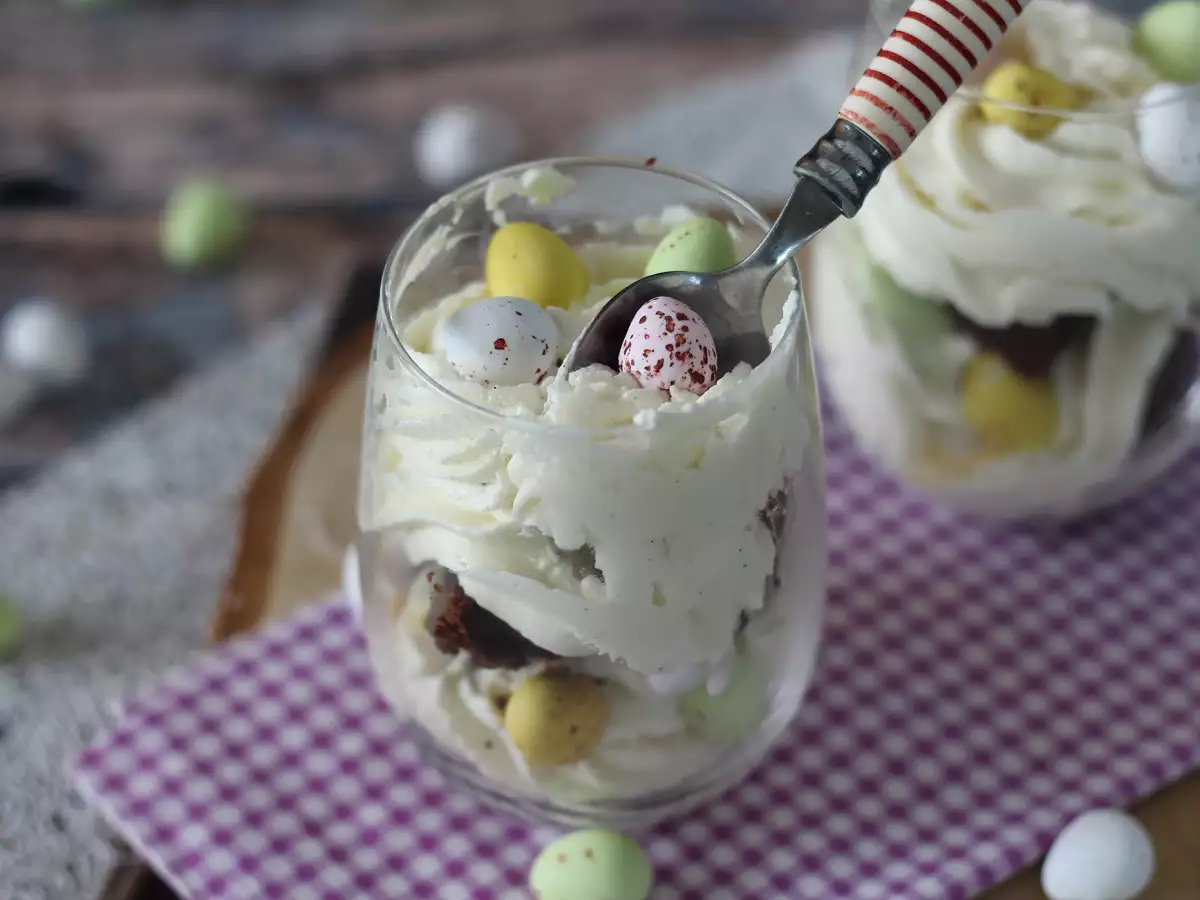 Pääsiäisjälkiruoka brownie-paloilla ja kermavaahdolla - kuva 4