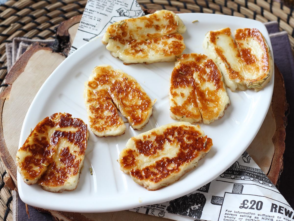 Paistettu halloumi hunajalla ja rosmariinilla - makea ja suolainen herkku