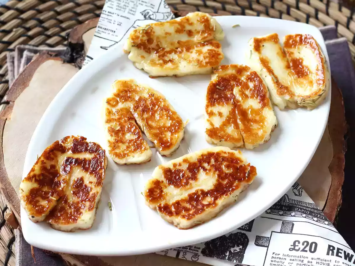 Paistettu halloumi hunajalla ja rosmariinilla - makea ja suolainen herkku