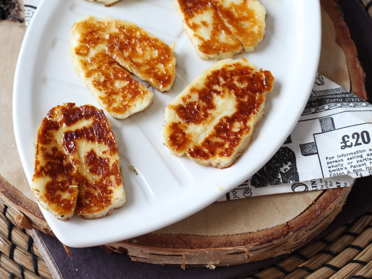 Paistettu halloumi hunajalla ja rosmariinilla - makea ja suolainen herkku - kuva 2